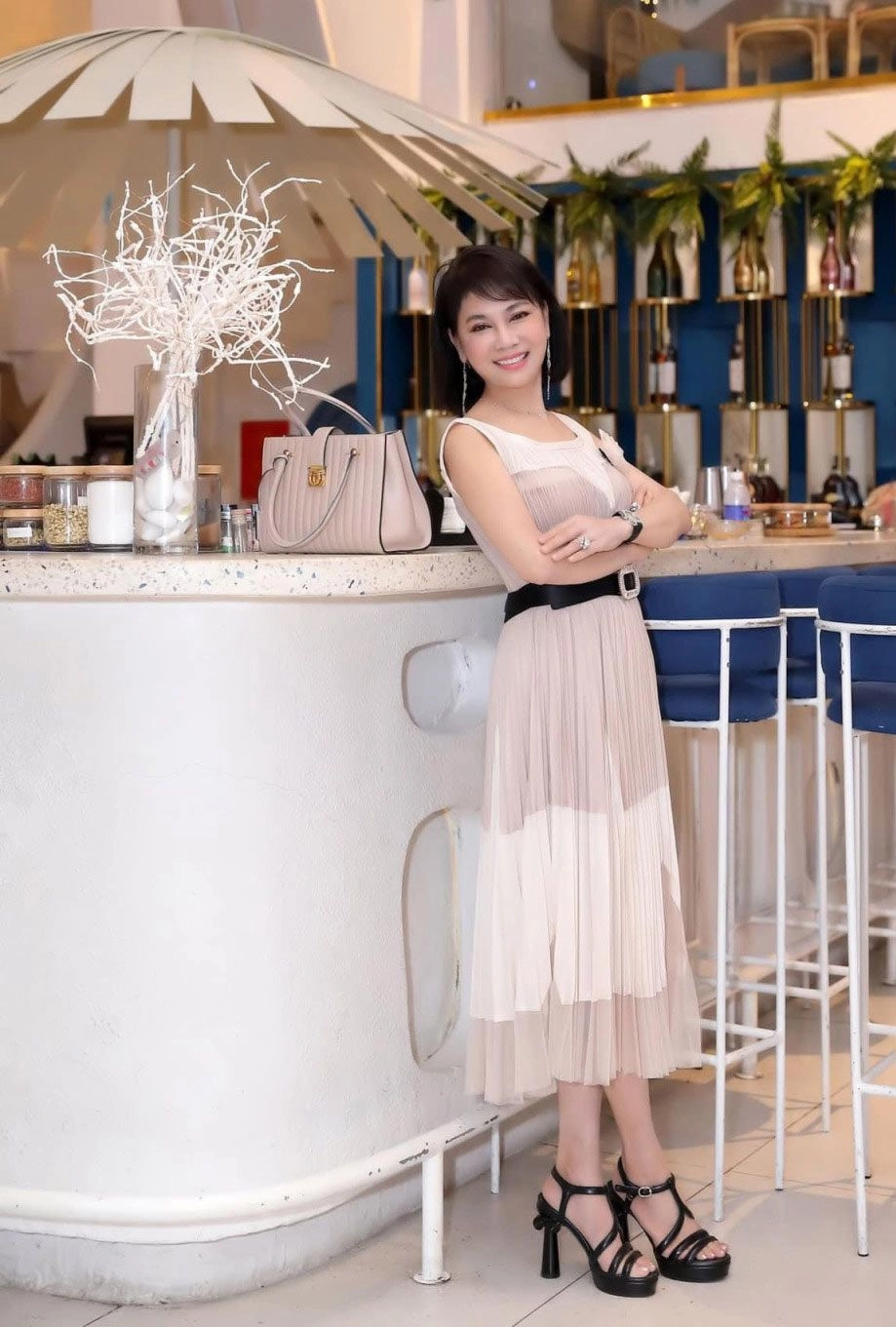 Mẹ chồng diệp lâm anh xinh đẹp diện đồ hiệu sang chảnh hơn con dâu - 27