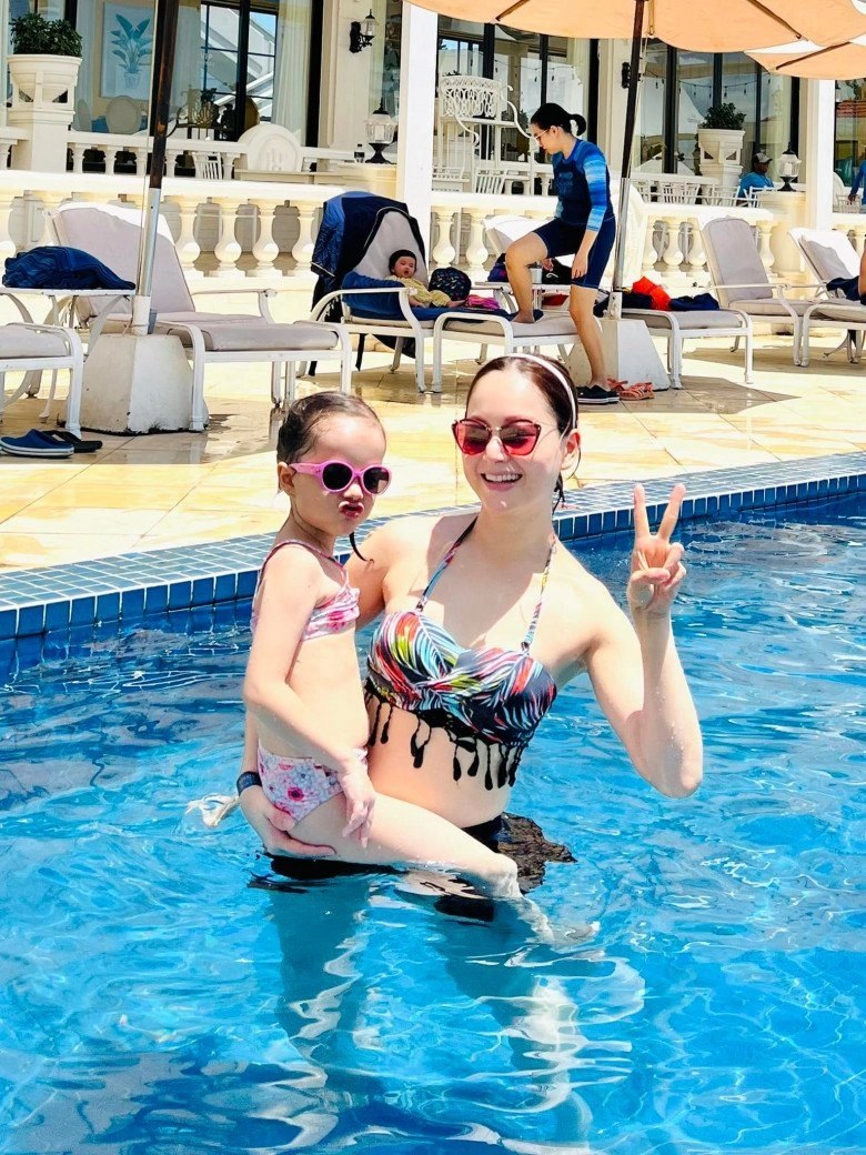 Mẹ con lan phương hút ánh nhìn ở bể bơi mẹ u40 trắng nõn con gái lai tây xinh xắn - 2
