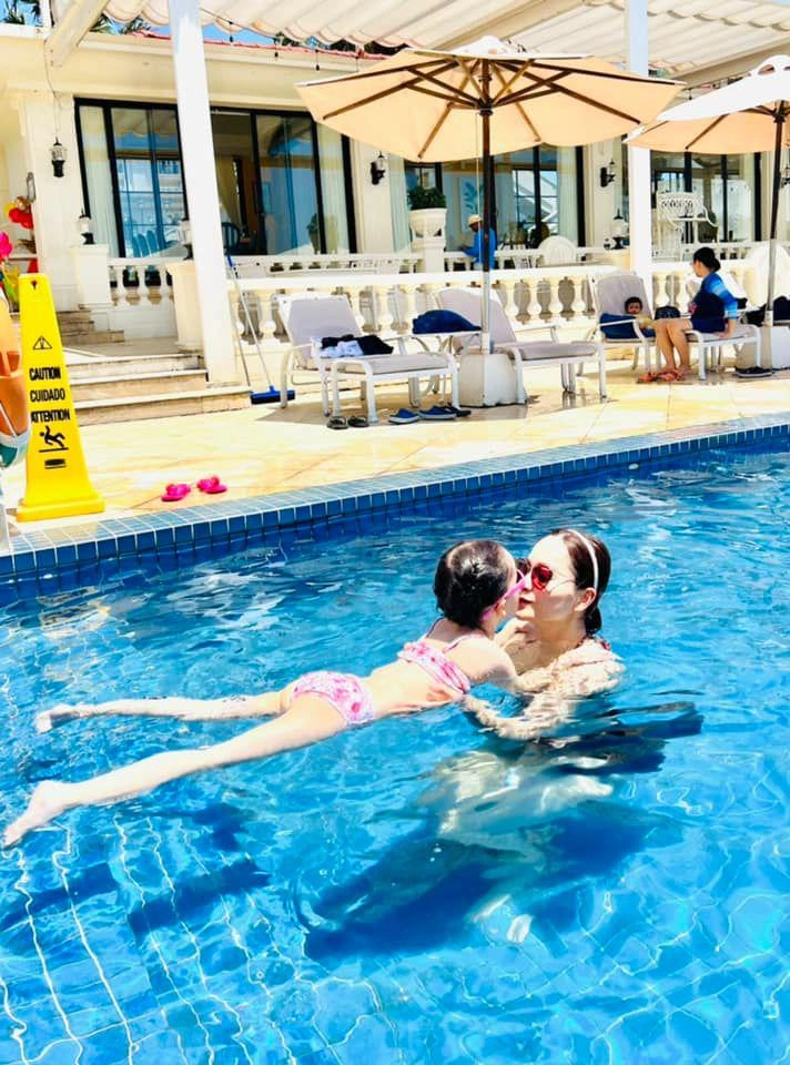 Mẹ con lan phương hút ánh nhìn ở bể bơi mẹ u40 trắng nõn con gái lai tây xinh xắn - 3