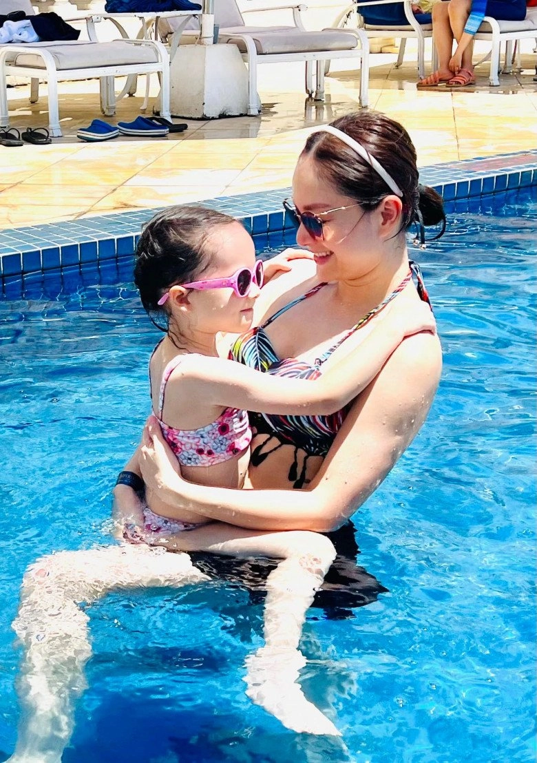 Mẹ con lan phương hút ánh nhìn ở bể bơi mẹ u40 trắng nõn con gái lai tây xinh xắn - 4
