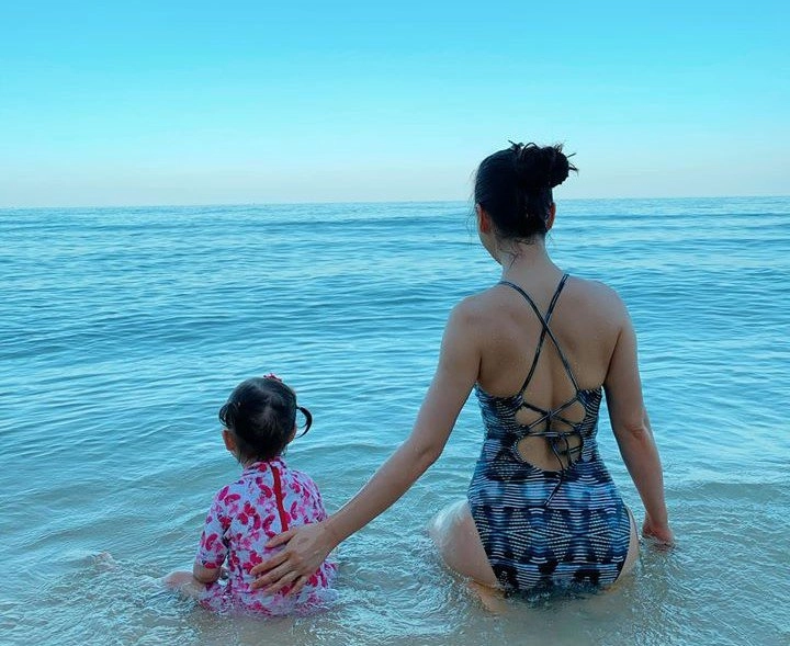 Mẹ con lan phương hút ánh nhìn ở bể bơi mẹ u40 trắng nõn con gái lai tây xinh xắn - 7
