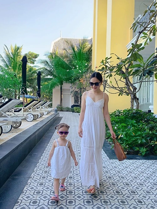 Mẹ con lan phương hút ánh nhìn ở bể bơi mẹ u40 trắng nõn con gái lai tây xinh xắn - 11