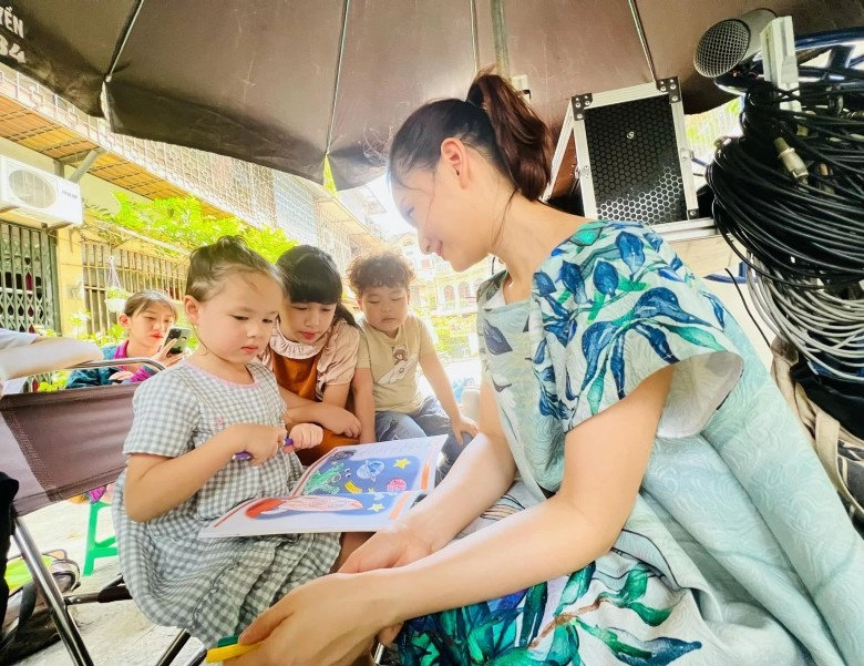 Mẹ con lan phương hút ánh nhìn ở bể bơi mẹ u40 trắng nõn con gái lai tây xinh xắn - 12