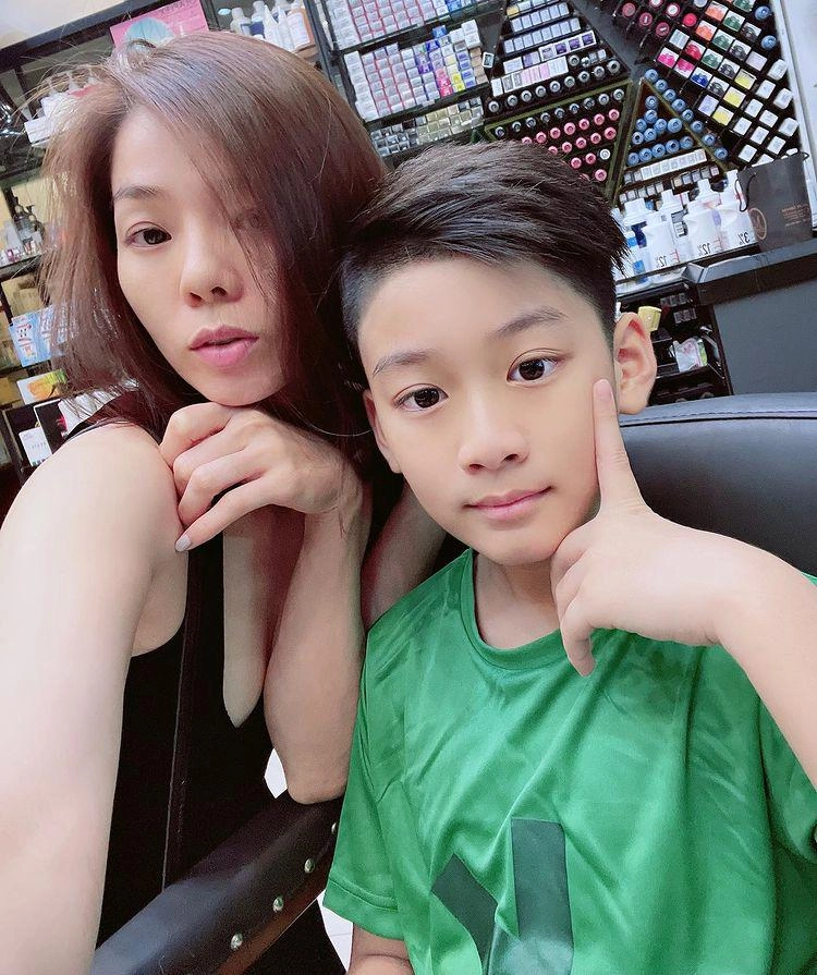 Mẹ con lệ quyên khoe cả gia tài trên tay đi siêu xe sắm ở biệt thự dát vàng - 2