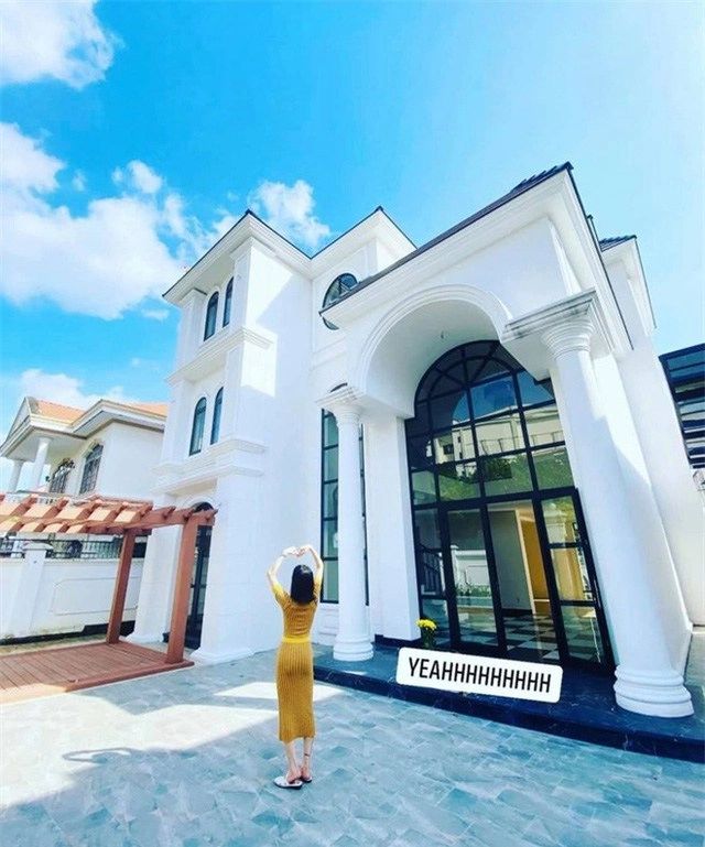 Mẹ con lệ quyên khoe cả gia tài trên tay đi siêu xe sắm ở biệt thự dát vàng - 3