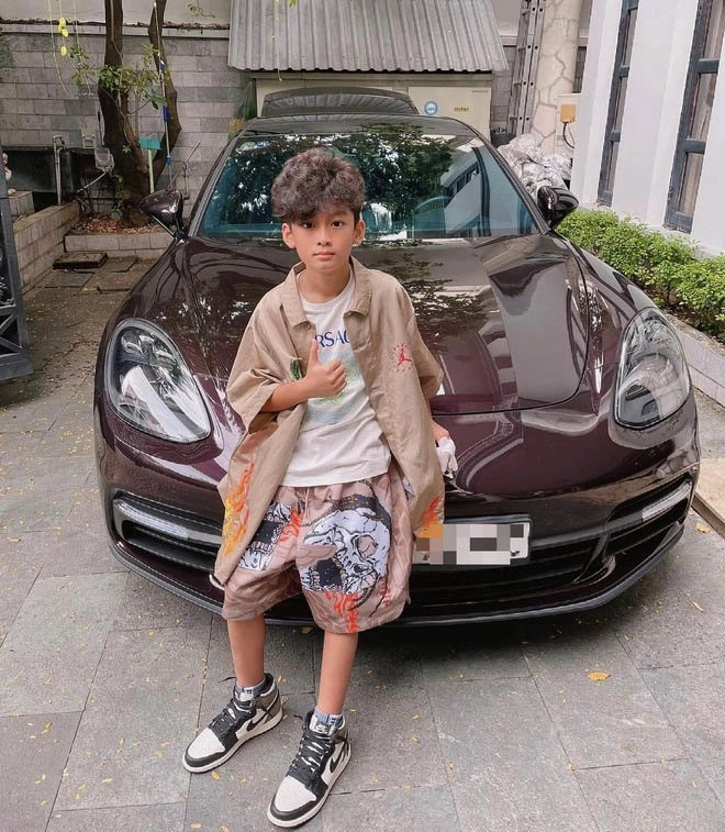 Mẹ con lệ quyên khoe cả gia tài trên tay đi siêu xe sắm ở biệt thự dát vàng - 6