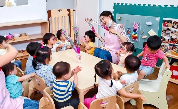 Mẹ đòi đổi lớp cho con vì cô giáo ăn mặc hở hang bố nhất quyết không sự thật là - 4