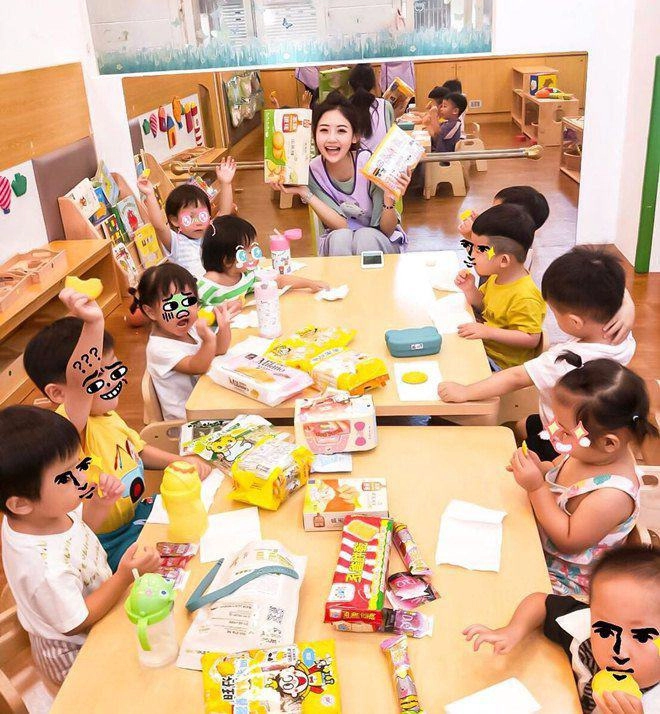 Mẹ đòi đổi lớp cho con vì cô giáo ăn mặc hở hang bố nhất quyết không sự thật là - 11