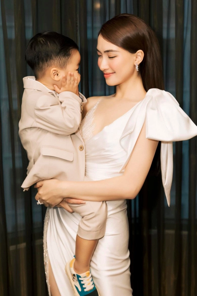 Mẹ đơn thân hòa minzy ngày càng đẹp và giàu tự sắm đồ hiệusang chảnh không kém thời chưa sinh con - 2
