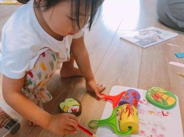 Mẹ hí hửng khoe tranh con mẫu giáo vẽ đoạt giải bác sĩ thấy liền hô mau gọi cảnh sát - 1