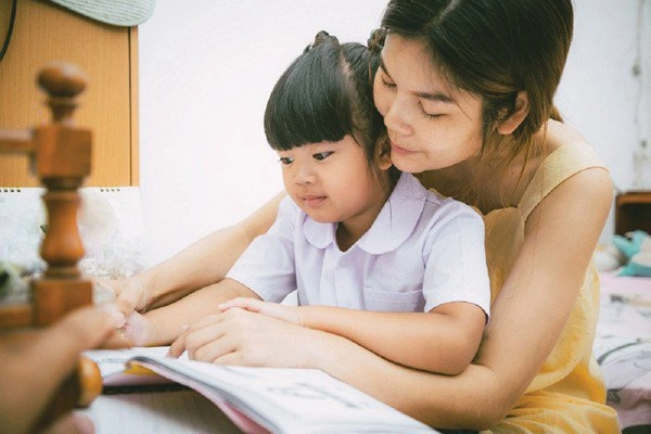 Mẹ hí hửng khoe tranh con mẫu giáo vẽ đoạt giải bác sĩ thấy liền hô mau gọi cảnh sát - 3