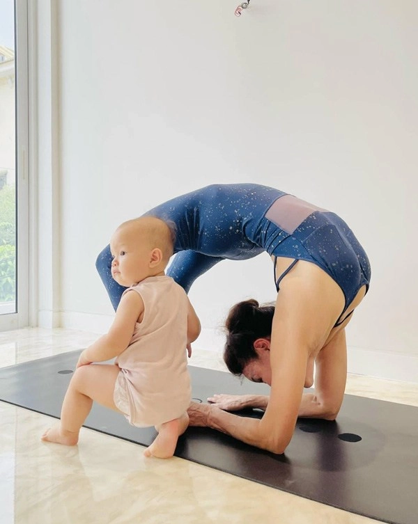Mẹ hồ ngọc hà u70 vẫn diện đồ xuyên thấu không chịu thua con gái về độ gợi cảm - 1