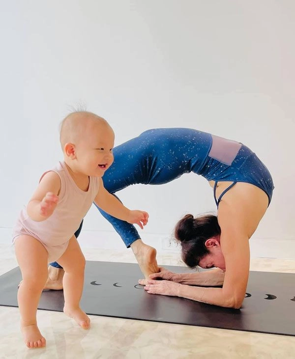 Mẹ hồ ngọc hà u70 vẫn diện đồ xuyên thấu không chịu thua con gái về độ gợi cảm - 2