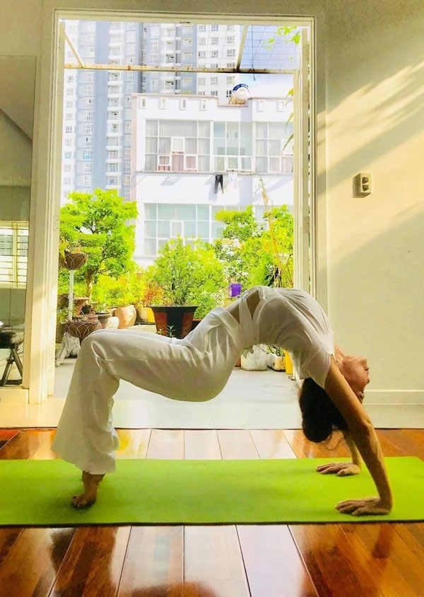 Mẹ hồ ngọc hà u70 vẫn diện đồ xuyên thấu không chịu thua con gái về độ gợi cảm - 5
