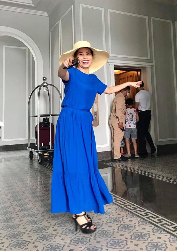 Mẹ hồ ngọc hà u70 vẫn diện đồ xuyên thấu không chịu thua con gái về độ gợi cảm - 22