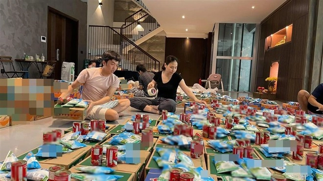 Mẹ là top 20 hhvn nhưng con gái đàm thu trang chỉ quen mẹ mặt mộc ăn mặc xuề xoà - 5