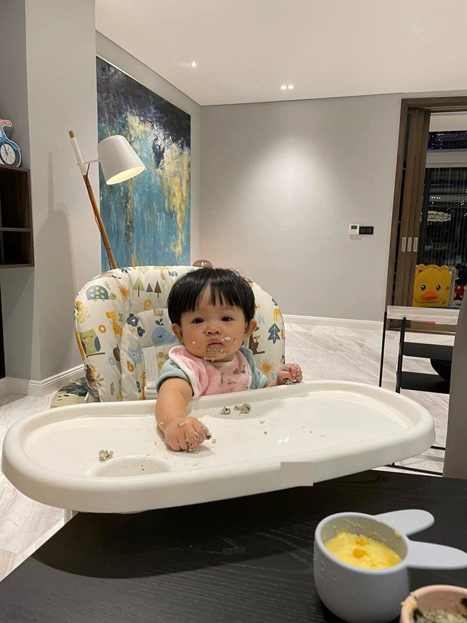 Mẹ là top 20 hhvn nhưng con gái đàm thu trang chỉ quen mẹ mặt mộc ăn mặc xuề xoà - 7