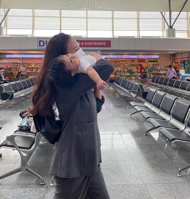 Mẹ là top 20 hhvn nhưng con gái đàm thu trang chỉ quen mẹ mặt mộc ăn mặc xuề xoà - 8