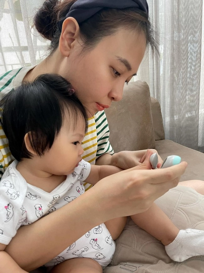 Mẹ là top 20 hhvn nhưng con gái đàm thu trang chỉ quen mẹ mặt mộc ăn mặc xuề xoà - 9