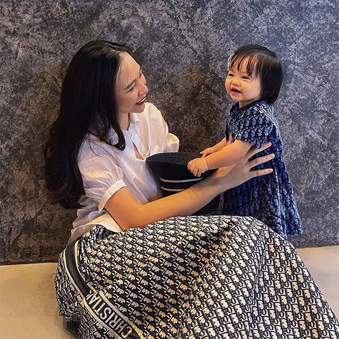 Mẹ là top 20 hhvn nhưng con gái đàm thu trang chỉ quen mẹ mặt mộc ăn mặc xuề xoà - 10