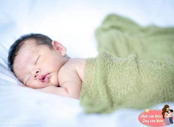 Mẹ lo con bị bẹp đầu dùng ngay 4 mẹo hay này đầu bé sẽ tròn xinh lại ngay - 3