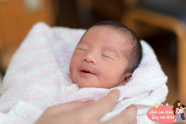 Mẹ lo con bị bẹp đầu dùng ngay 4 mẹo hay này đầu bé sẽ tròn xinh lại ngay - 6