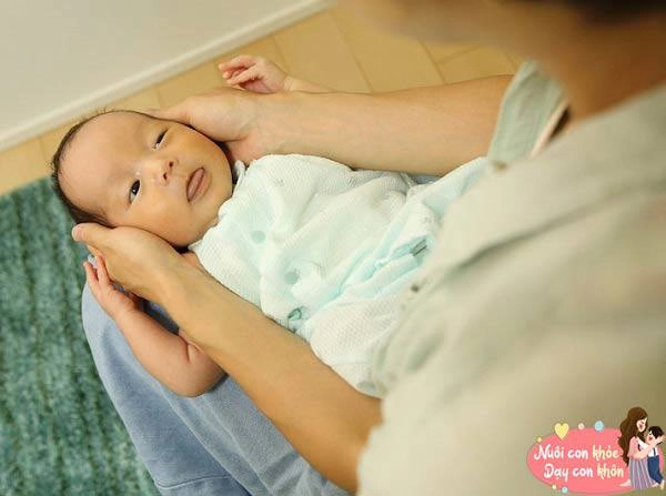 Mẹ lo con bị bẹp đầu dùng ngay 4 mẹo hay này đầu bé sẽ tròn xinh lại ngay - 7