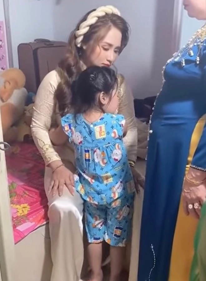 Mẹ lộng lẫy đi lấy chồng xót xa cảnh con gái mặc đồ bộ khóc nức nở đòi theo - 2