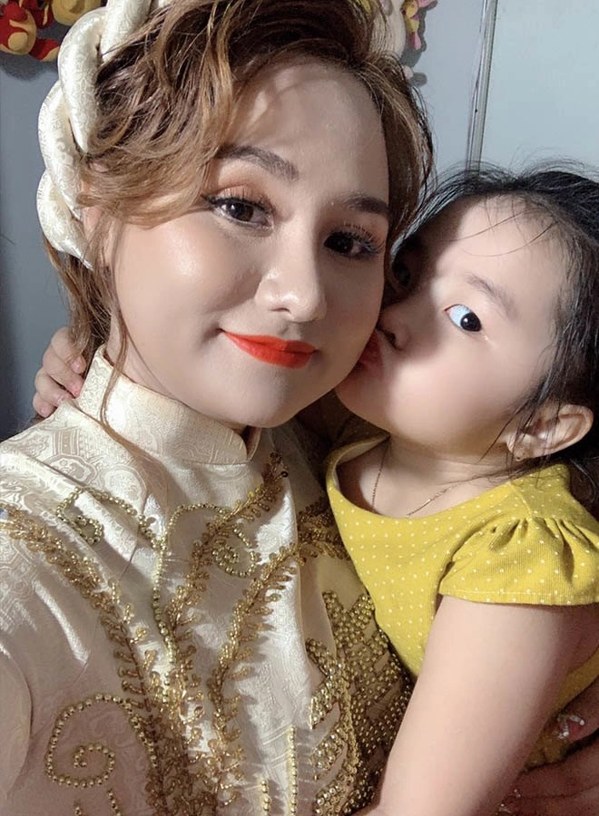 Mẹ lộng lẫy đi lấy chồng xót xa cảnh con gái mặc đồ bộ khóc nức nở đòi theo - 3