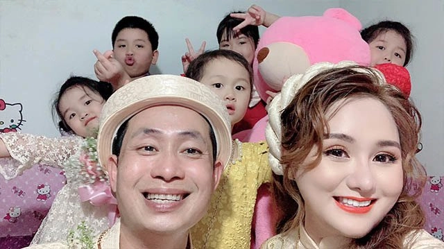 Mẹ lộng lẫy đi lấy chồng xót xa cảnh con gái mặc đồ bộ khóc nức nở đòi theo - 4