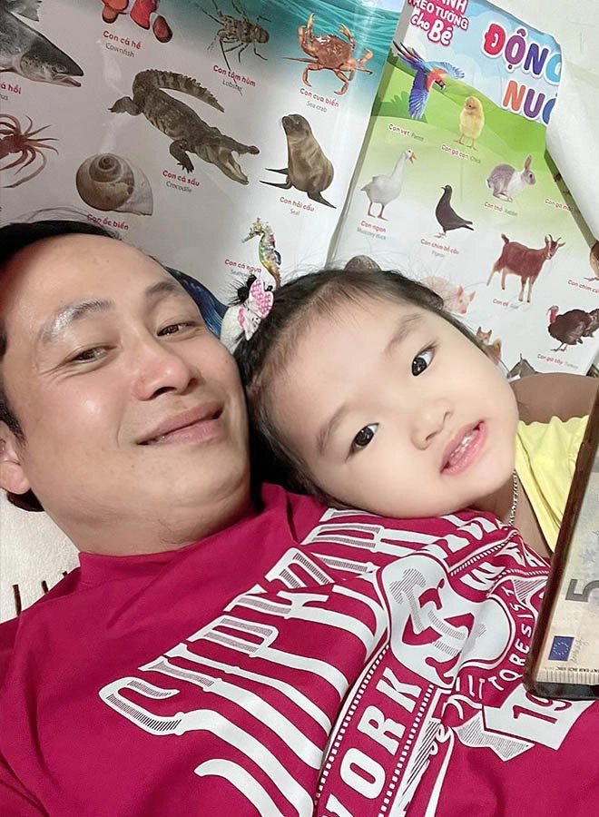Mẹ lộng lẫy đi lấy chồng xót xa cảnh con gái mặc đồ bộ khóc nức nở đòi theo - 7