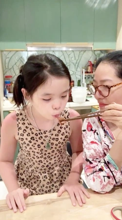 Mẹ lý bình hết lòng cưng chiều con gái riêng của phương trinh jolie sau đám cưới tiền tỷ - 3