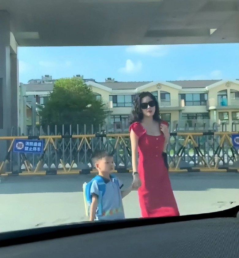 Mẹ mặc đồ lộng lẫynhư sao dự thảm đỏ đến đón con tan học khiến ai cũng ngoái nhìn - 4
