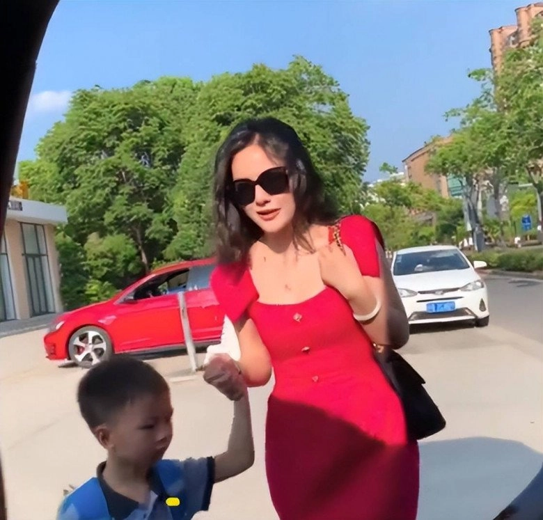 Mẹ mặc đồ lộng lẫynhư sao dự thảm đỏ đến đón con tan học khiến ai cũng ngoái nhìn - 6