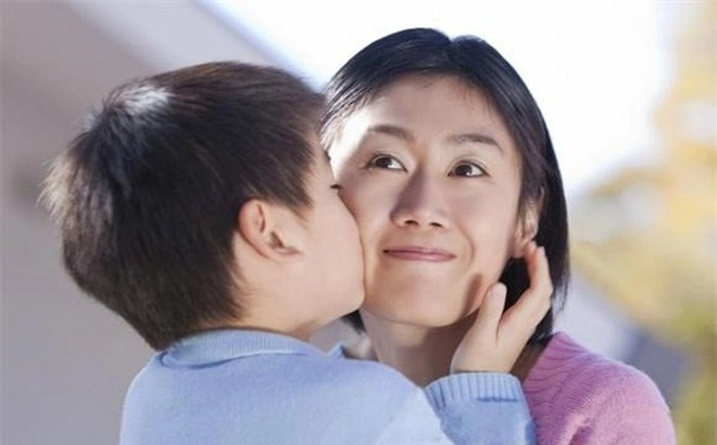 Mẹ mặcváy ngủ hở hang con trai nói 1 câu khiến bà lập tứcthay thề không mặc lại - 2