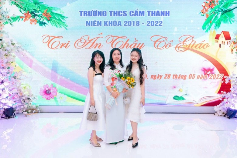 Mẹ quảng ninh chụp kỷ yếu cùng con gái u40 bị phụ huynh khác nhận nhầm là học sinh cấp 2 - 2