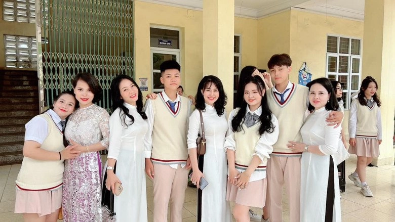 Mẹ quảng ninh chụp kỷ yếu cùng con gái u40 bị phụ huynh khác nhận nhầm là học sinh cấp 2 - 3
