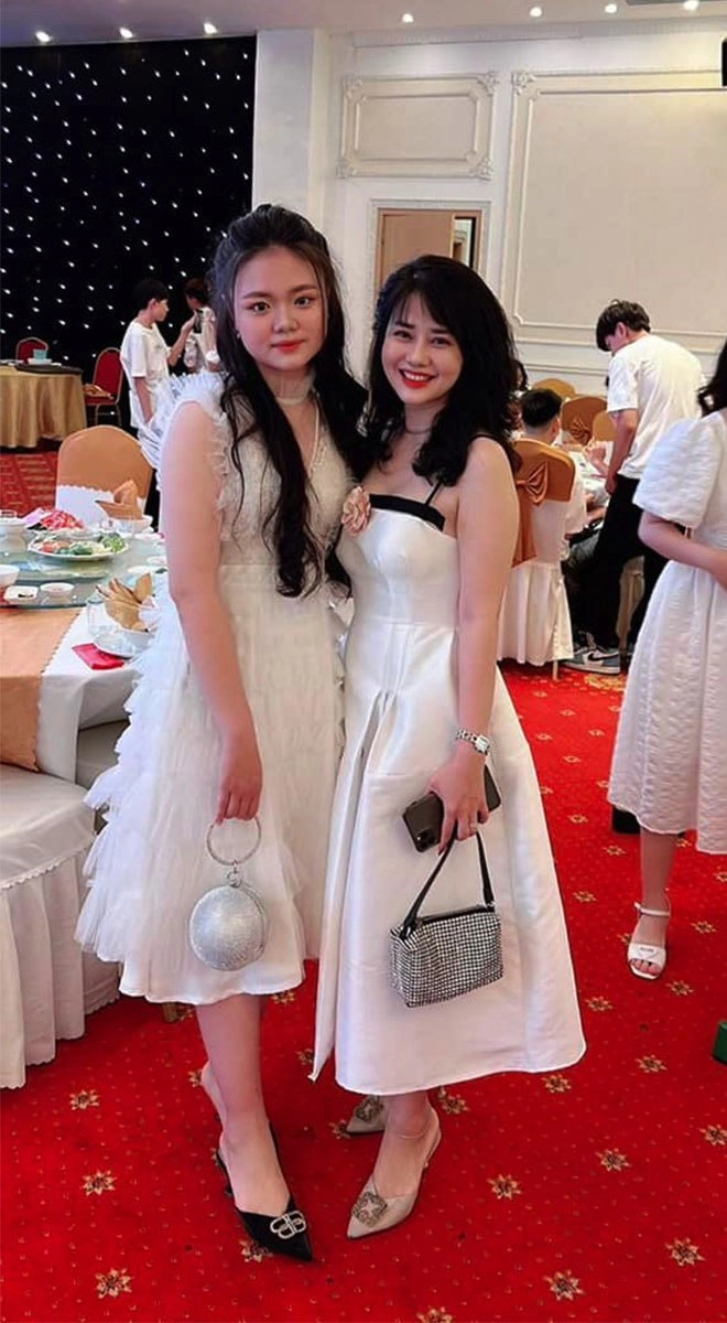 Mẹ quảng ninh chụp kỷ yếu cùng con gái u40 bị phụ huynh khác nhận nhầm là học sinh cấp 2 - 5