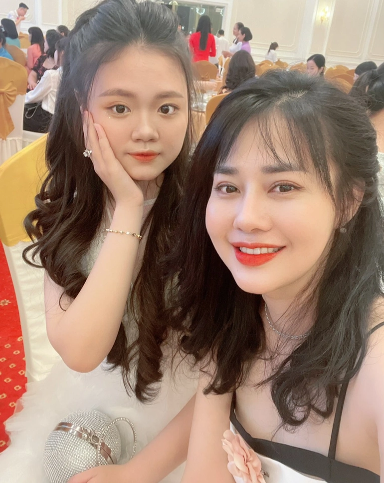 Mẹ quảng ninh chụp kỷ yếu cùng con gái u40 bị phụ huynh khác nhận nhầm là học sinh cấp 2 - 12