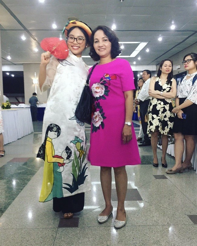 Mẹ ruột sành điệu sang chảnh của phương mỹ chi khác xa người mẹ giản dị của hồ văn cường - 7