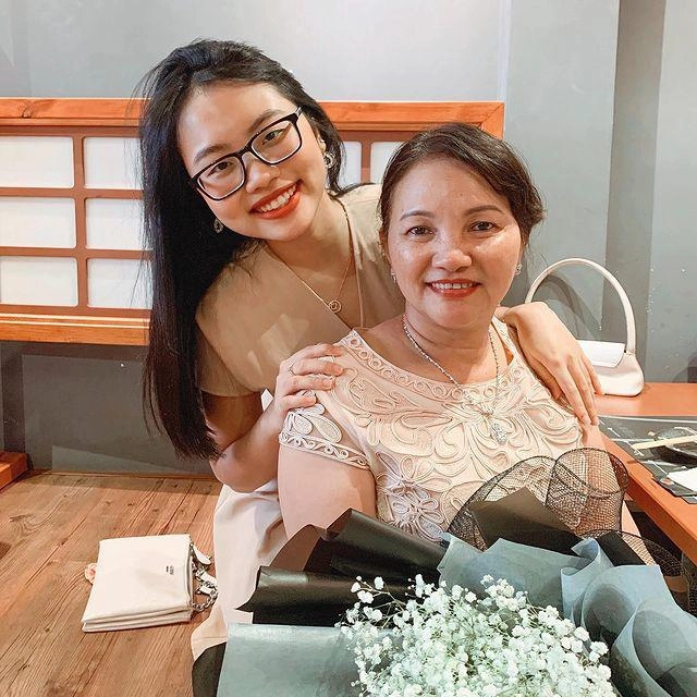 Mẹ ruột sành điệu sang chảnh của phương mỹ chi khác xa người mẹ giản dị của hồ văn cường - 9