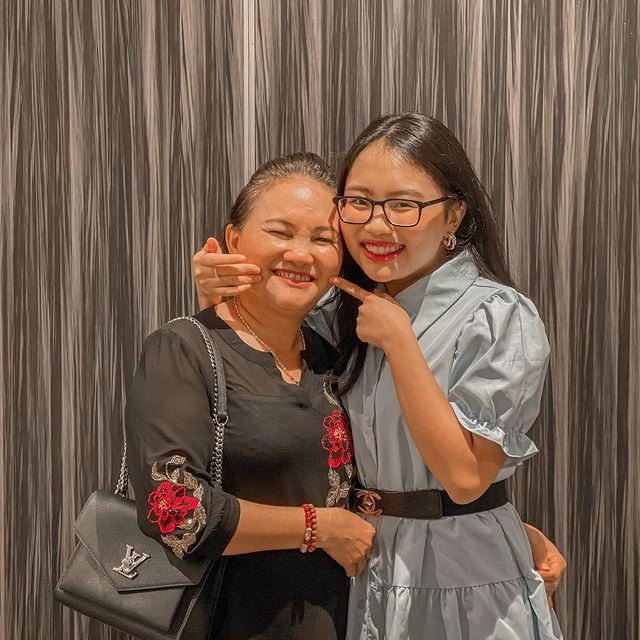 Mẹ ruột sành điệu sang chảnh của phương mỹ chi khác xa người mẹ giản dị của hồ văn cường - 11