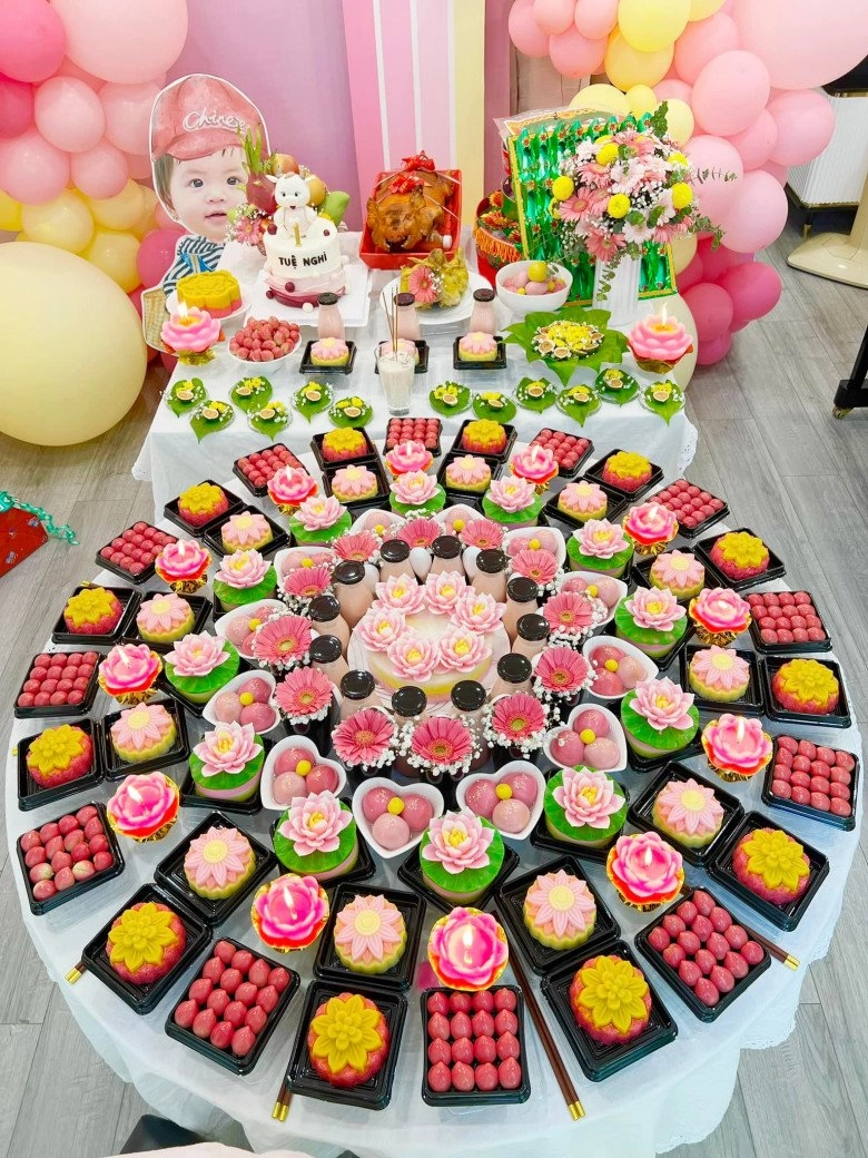 Mẹ sài gòn dậy từ 4h sáng làm bánh cúng thôi nôi con gái chỉ 500 nghìn nhìn như nhà hàng sang trọng - 1