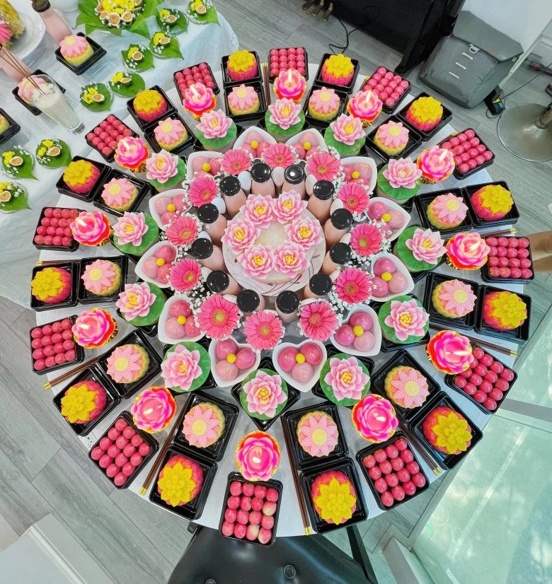 Mẹ sài gòn dậy từ 4h sáng làm bánh cúng thôi nôi con gái chỉ 500 nghìn nhìn như nhà hàng sang trọng - 13