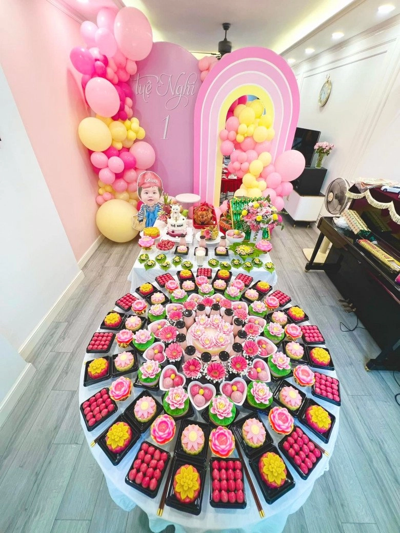 Mẹ sài gòn dậy từ 4h sáng làm bánh cúng thôi nôi con gái chỉ 500 nghìn nhìn như nhà hàng sang trọng - 14