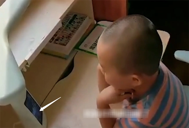 Mẹ tái hôn có thêm em bé cậu bé 5 tuổi nói một câu tất cả mọi người bật khóc - 1