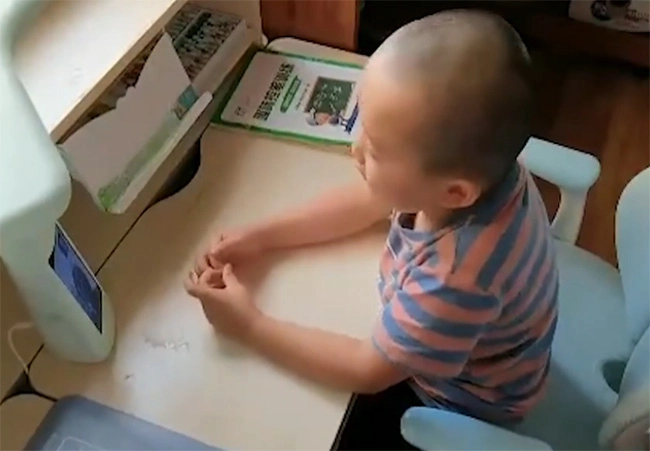 Mẹ tái hôn có thêm em bé cậu bé 5 tuổi nói một câu tất cả mọi người bật khóc - 2