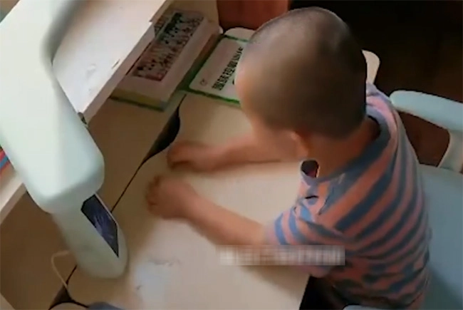 Mẹ tái hôn có thêm em bé cậu bé 5 tuổi nói một câu tất cả mọi người bật khóc - 3