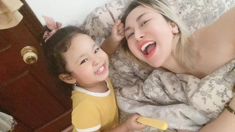 Mẹ trẻ hà nội khỏa thân ôm con bé phản ứng khi kéo cạp quần thấy sẹo của mẹ - 1
