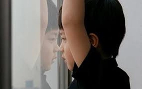 Mẹ trẻ thay quần áo trước mặt con trai con liền làm một hành động khiến mẹ giật mình - 2